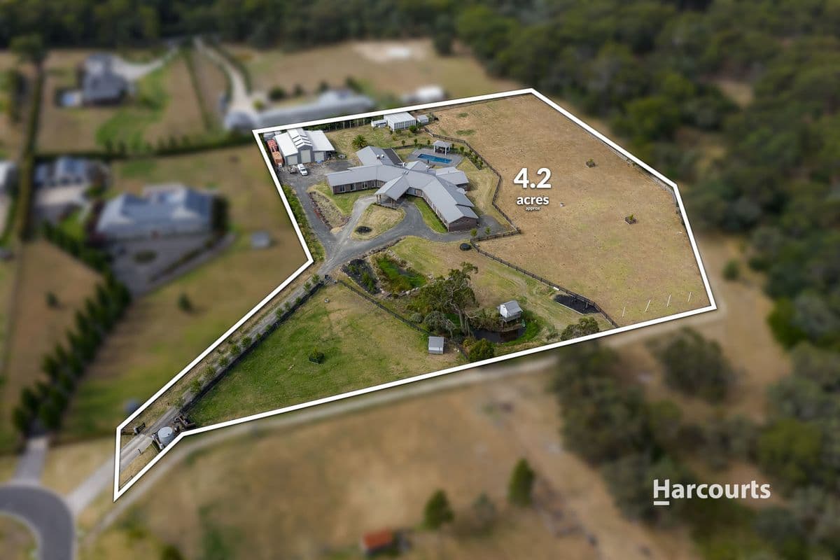 6 Ravendene Court