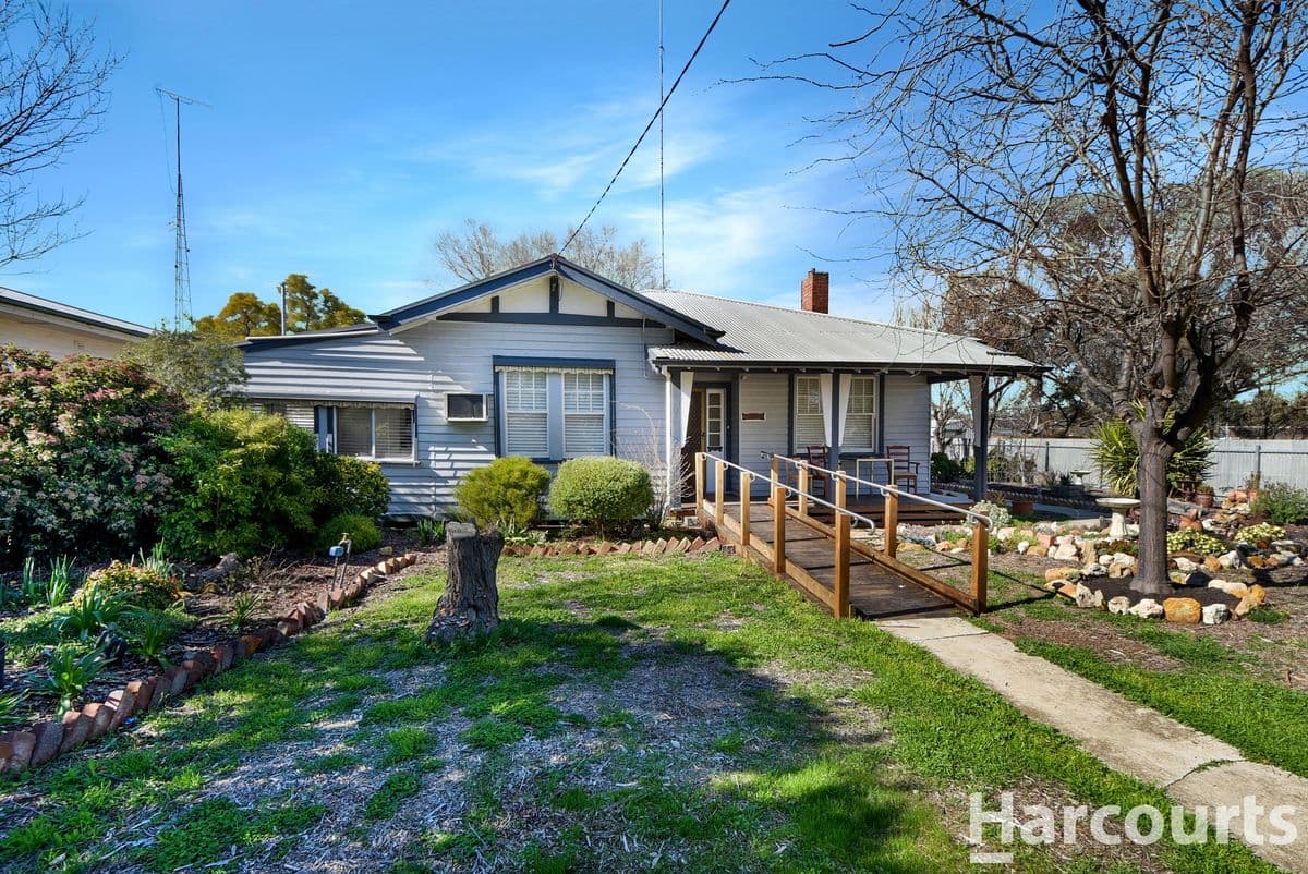 25 Deakin Street