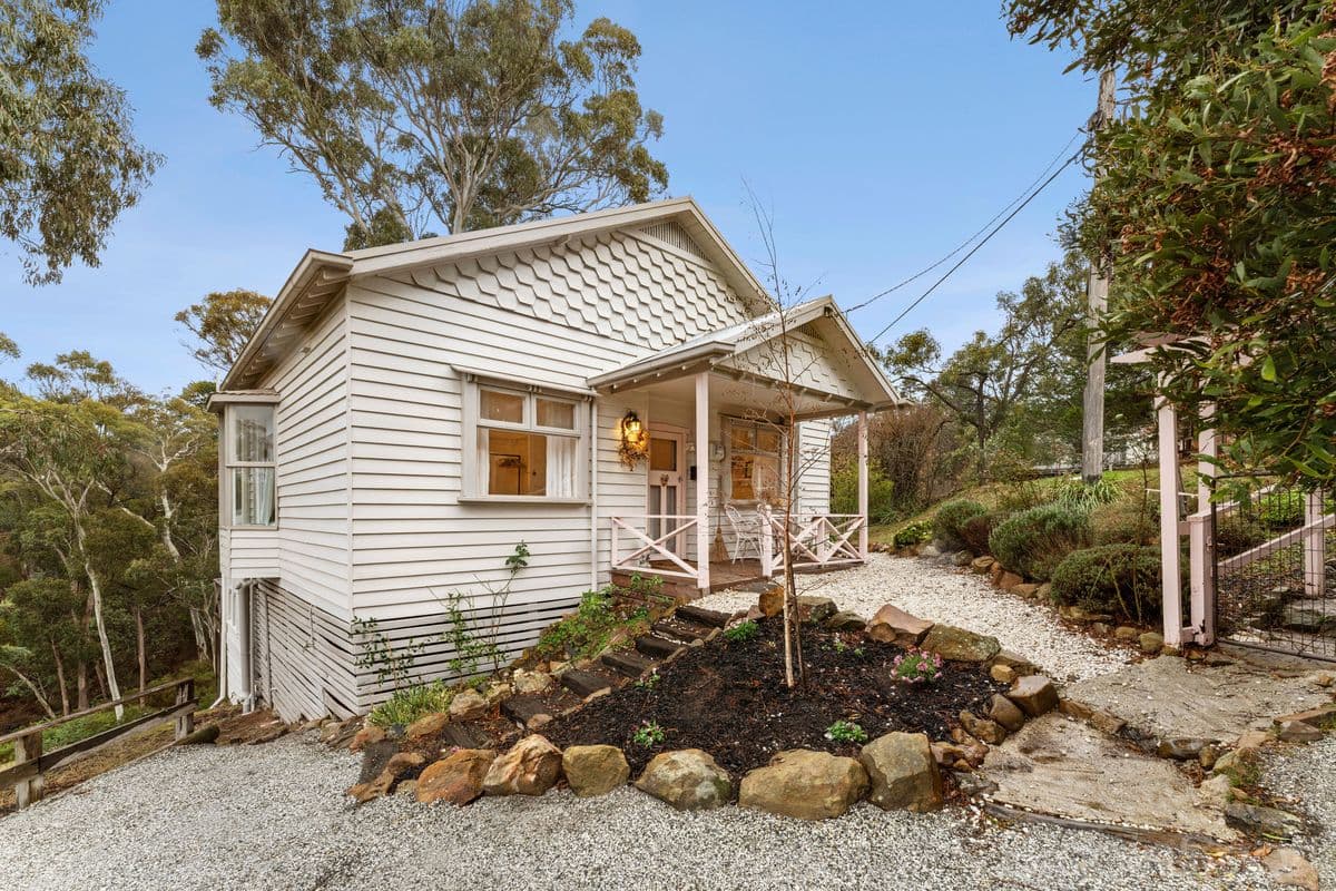 2 GOLDEN SPRINGS AVENUE
