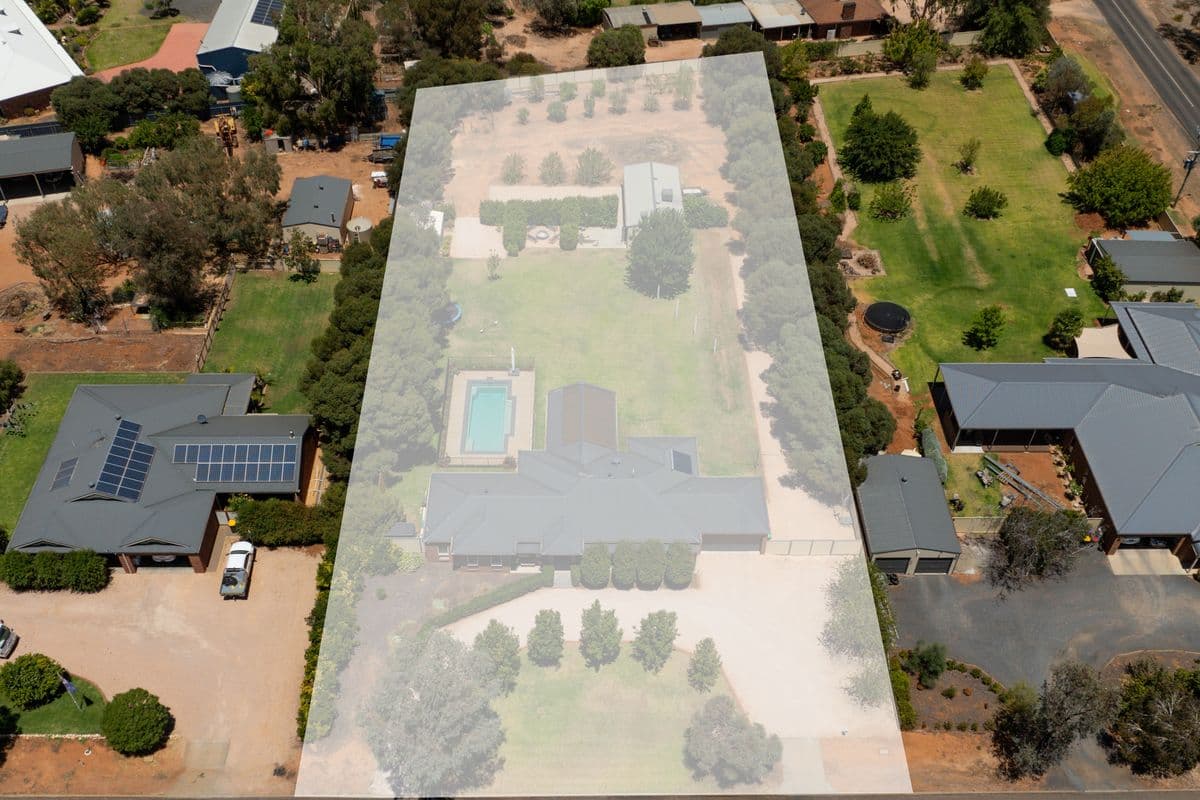 8 Baines Court