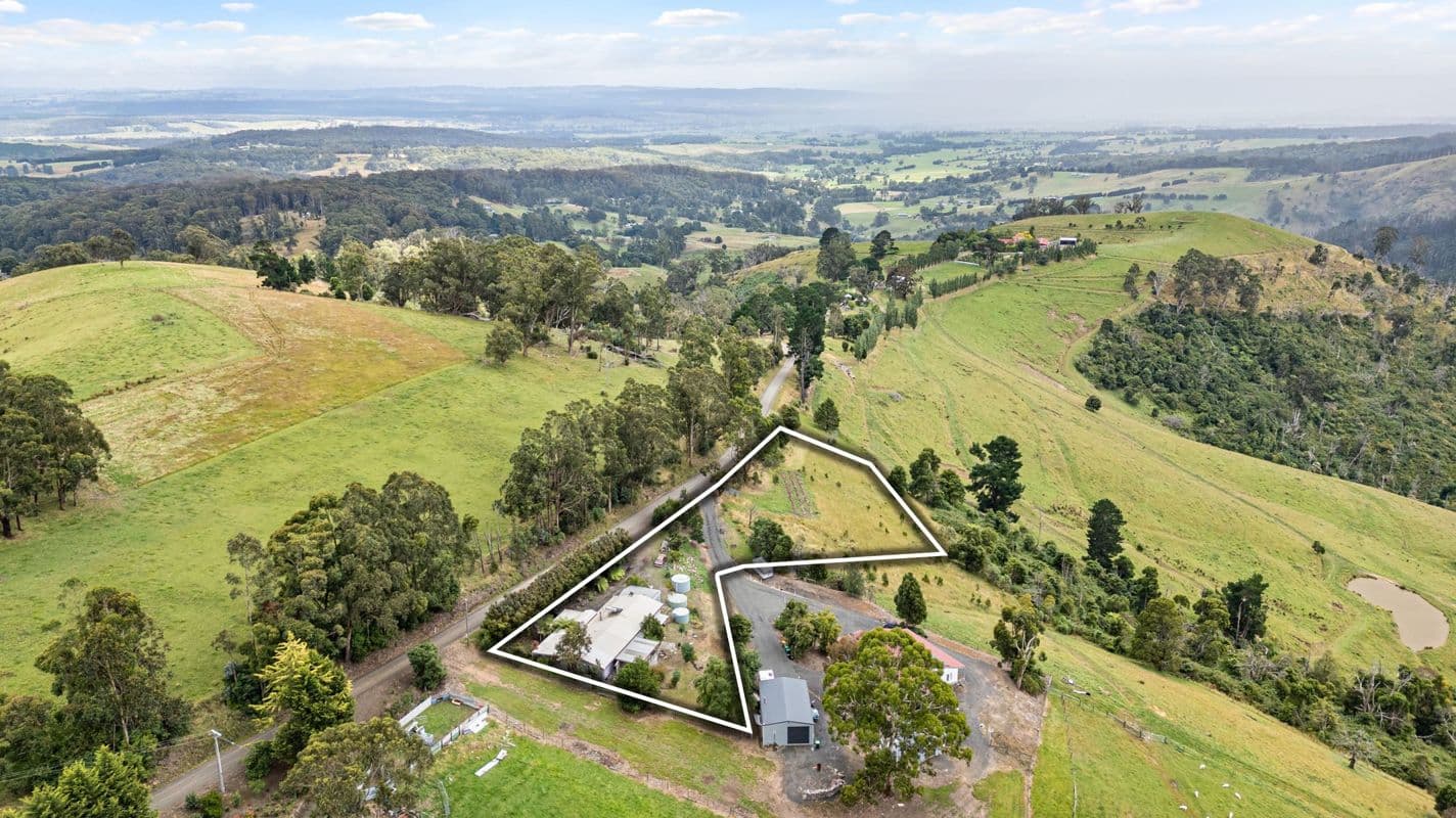 1005 Whitelaws Track