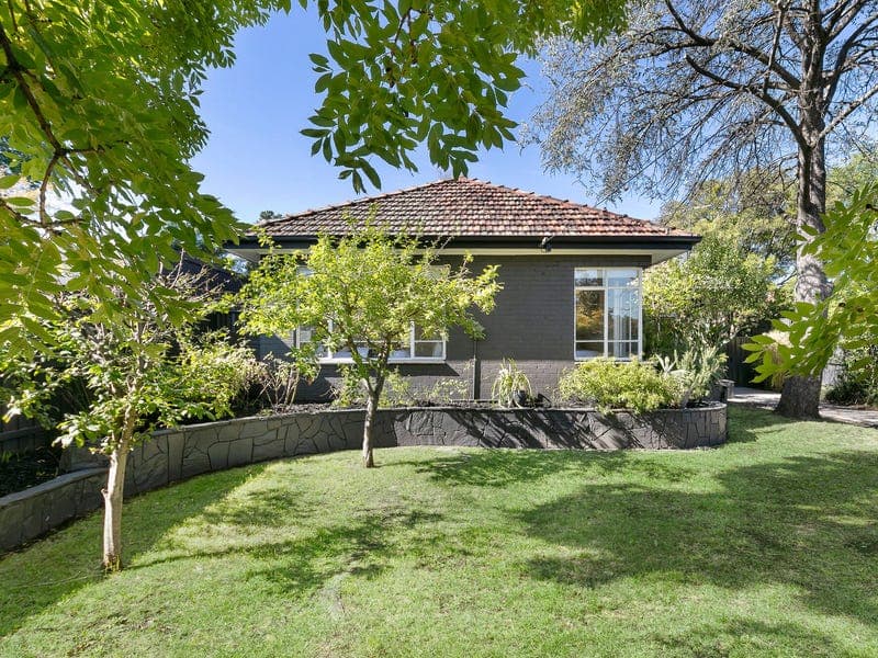 8 Waiora Road, Rosanna