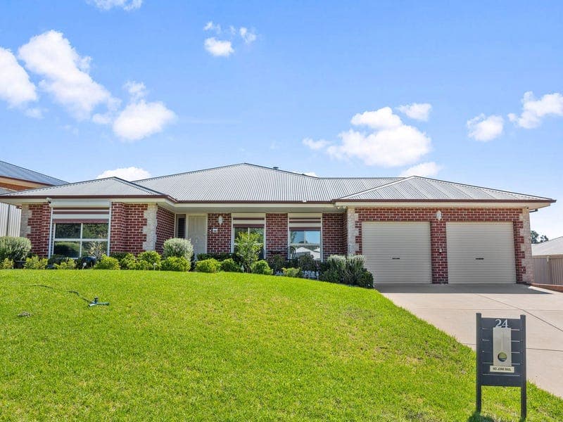 24 Yanko Crescent, Bourkelands