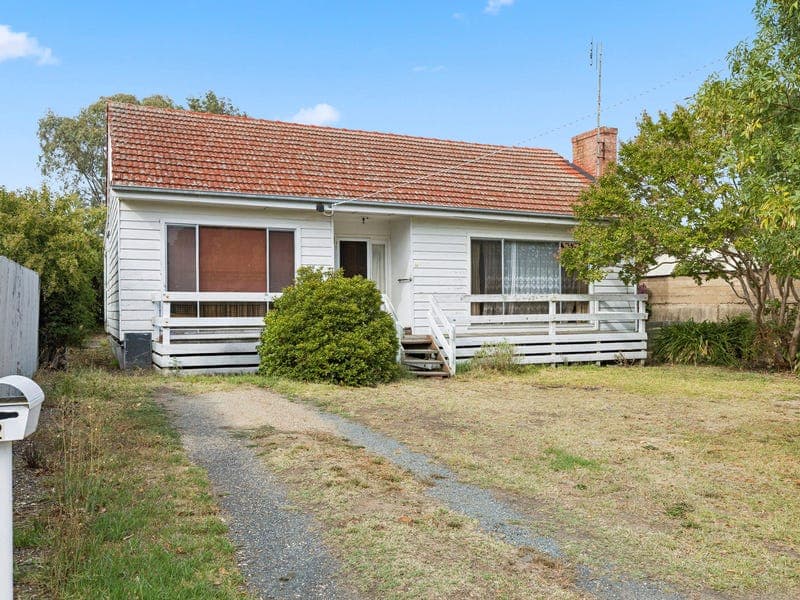 32 Railway St