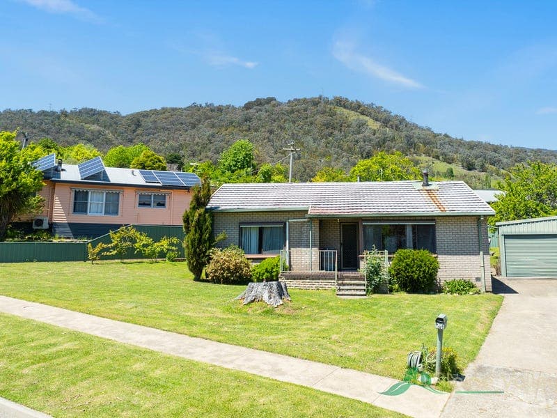 24 Lakeside Avenue, Mount Beauty