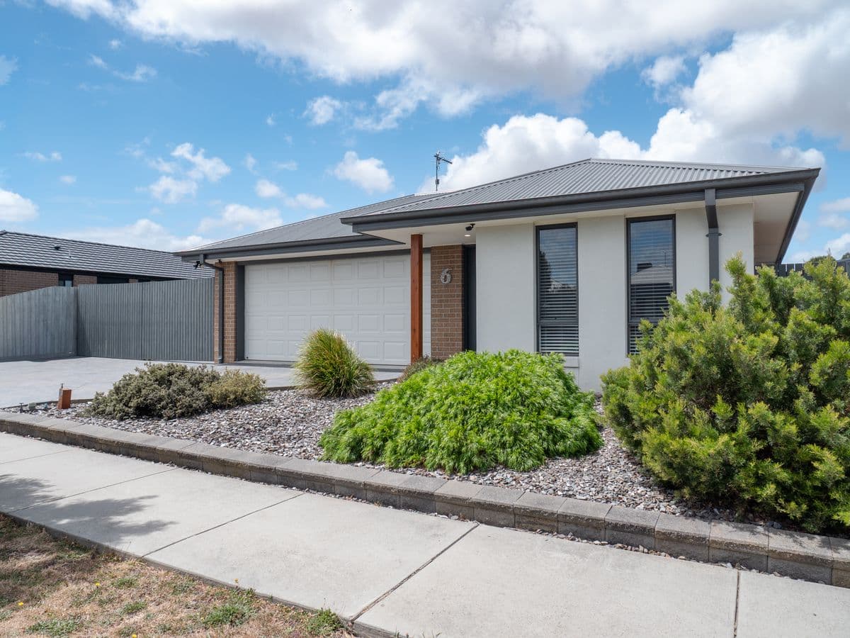 6 Racecourse Crescent