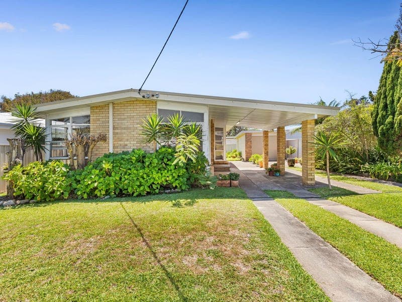 15 Civic Avenue, Caves Beach