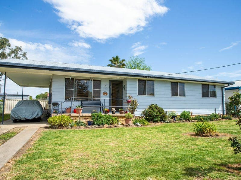 7 Douglas St