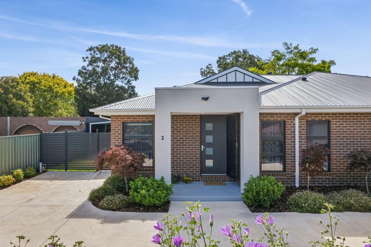 2/15 Worcester Road