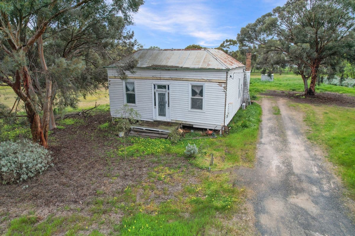 24 Yarrock Street