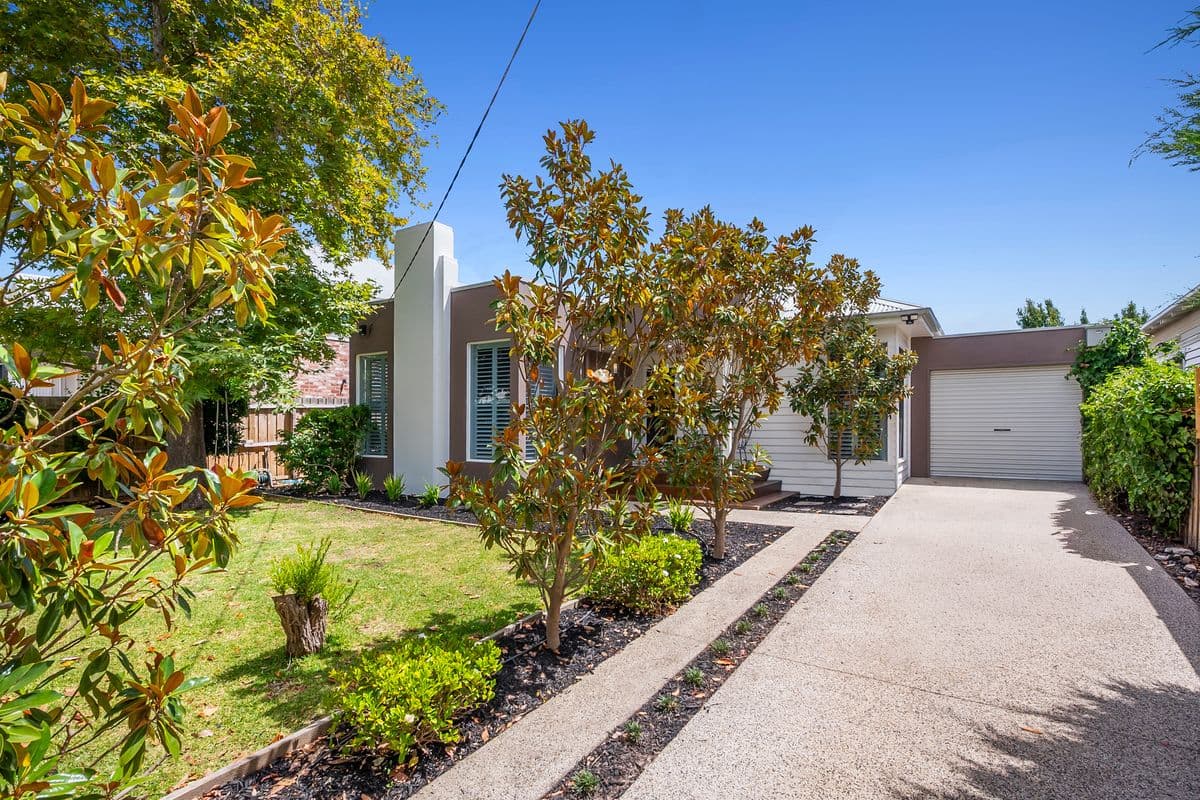10 GIRTON CRESCENT