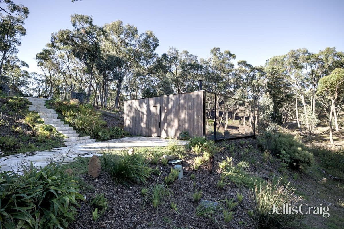 13 Lone Pine Avenue
