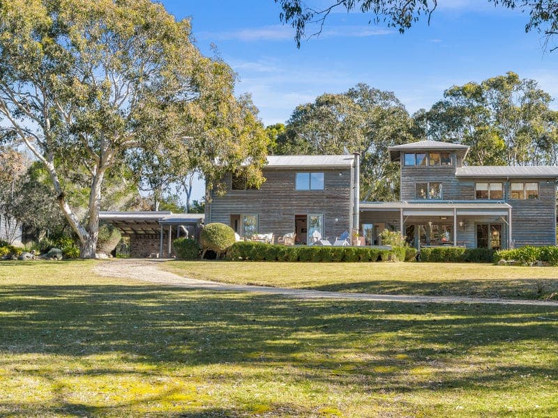 17 PINNACLES CLOSE