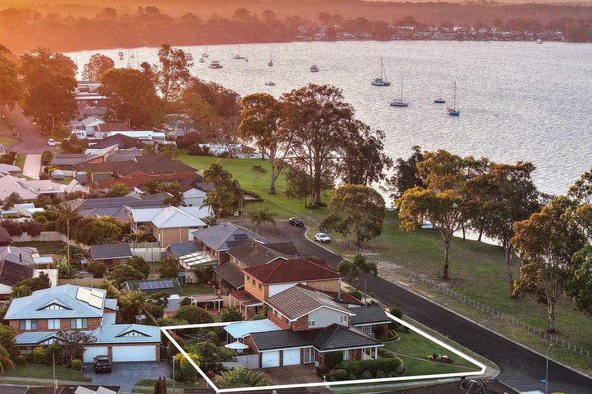9 Lakeside Close