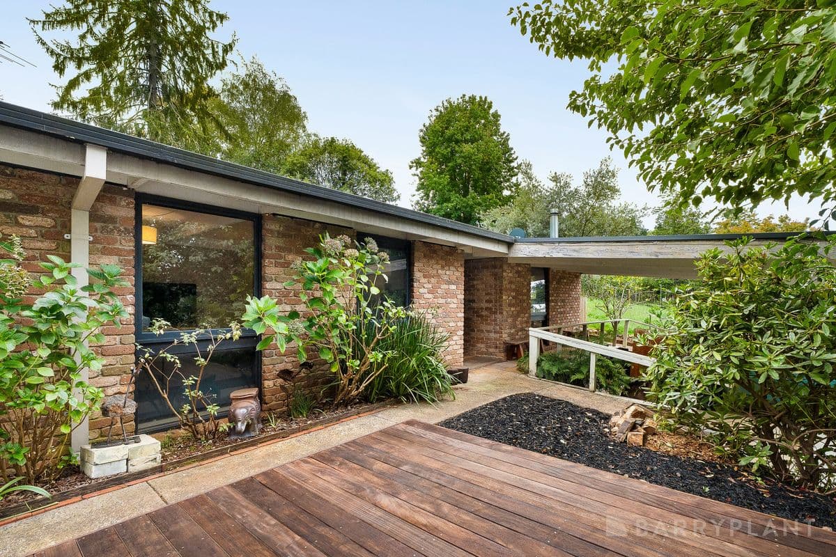 15 Emerald Lake Road