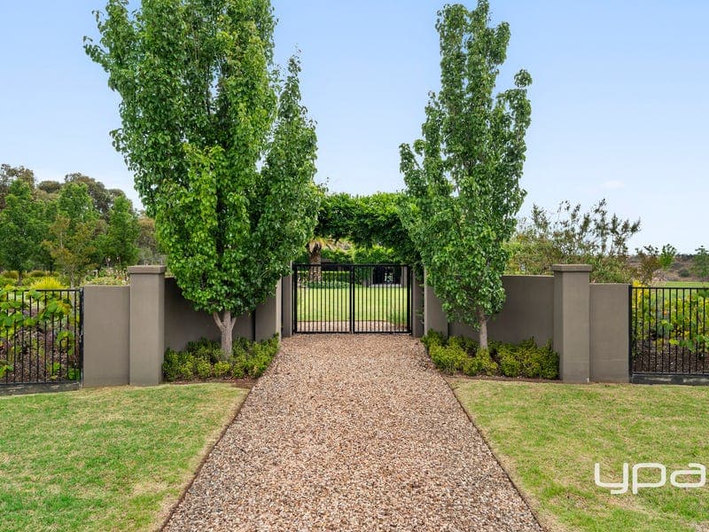1 CONNELL CLOSE