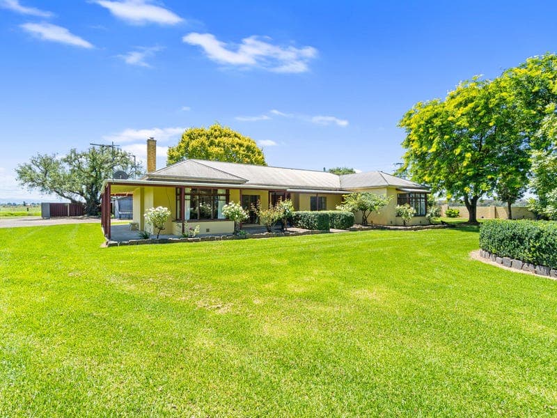 402 Vardys Road, Riverslea