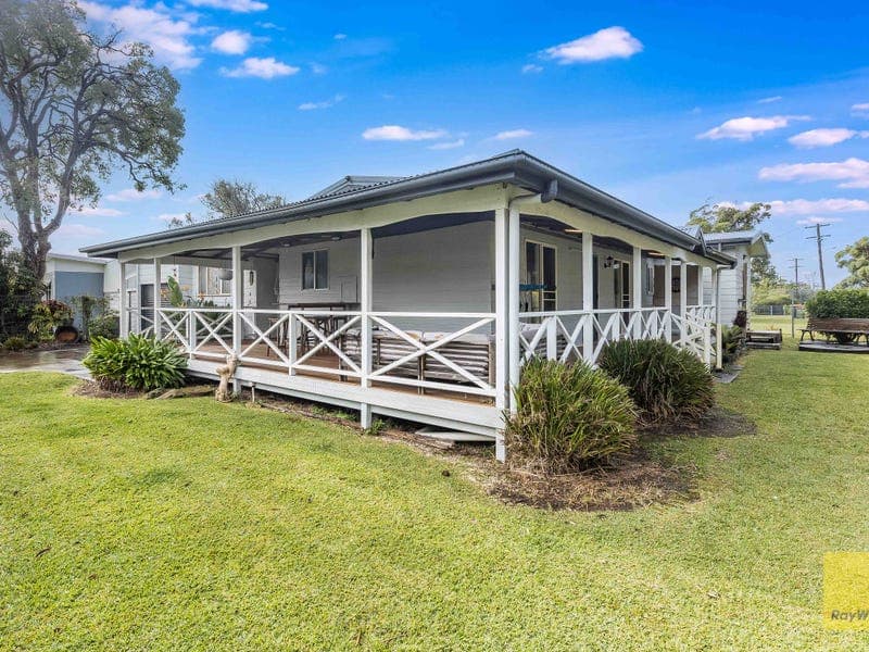 18 Waratah St