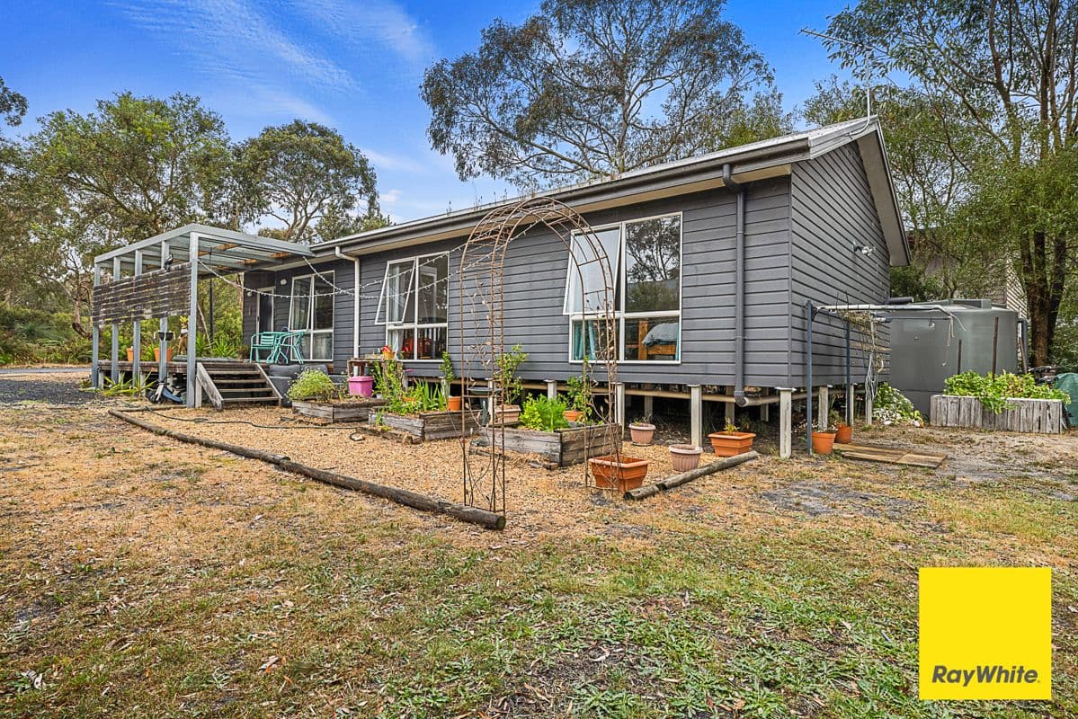 15 Heathlands Drive