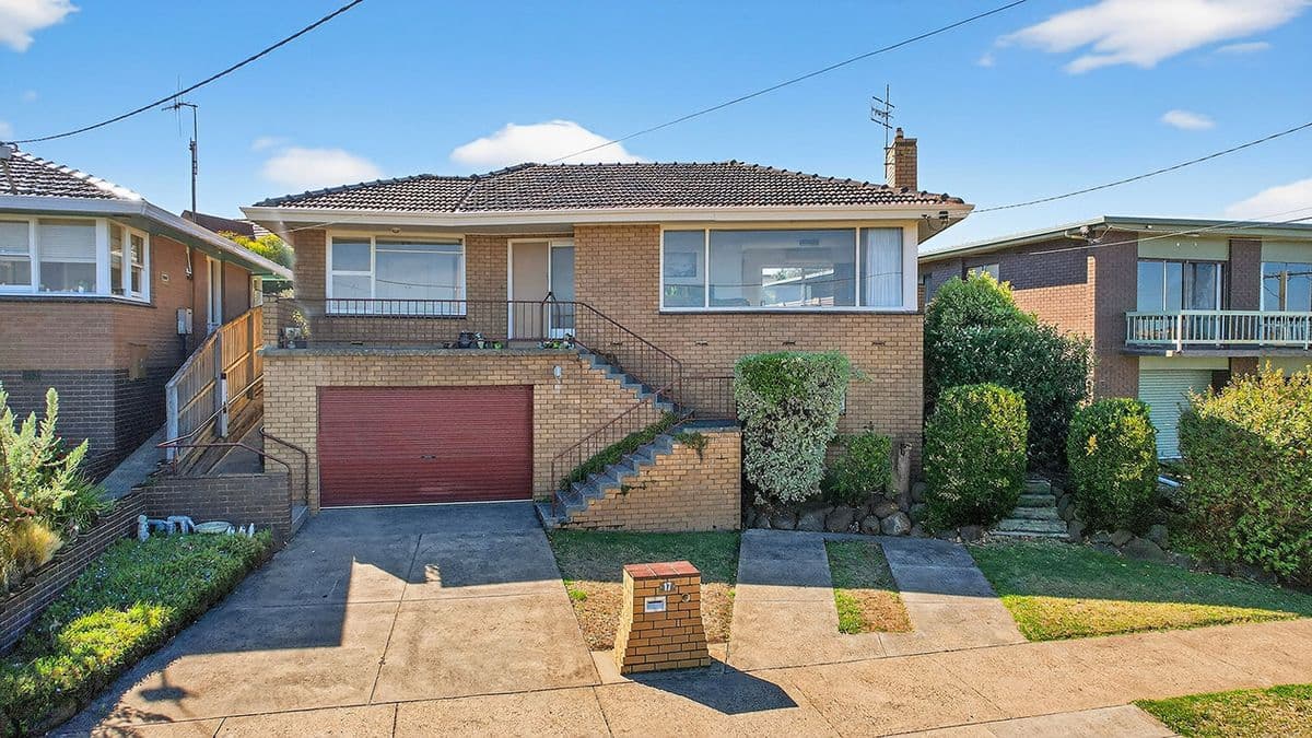 17 MAXWELL GROVE
