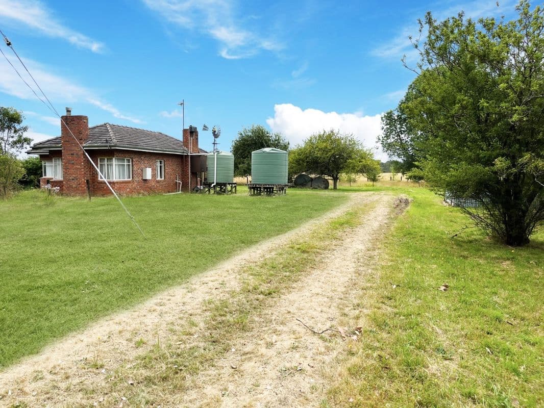 2526 Portland Casterton Road