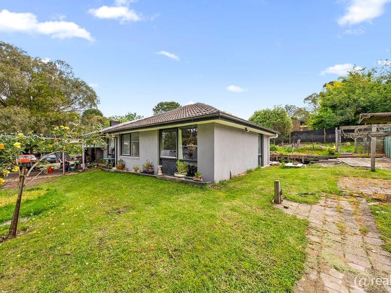 8 Warreena Grove, Chum Creek