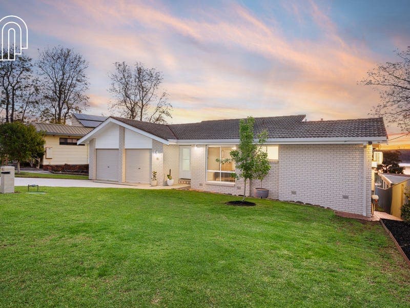 18 DWYER CRESCENT