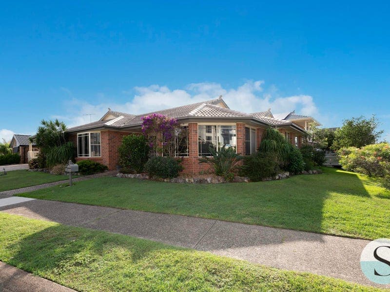 7 Seaspray Close, Caves Beach