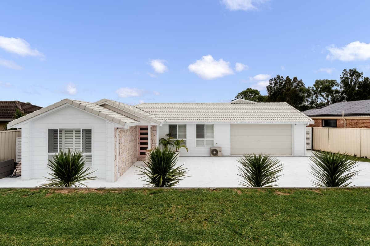 13 Gloucester Circuit