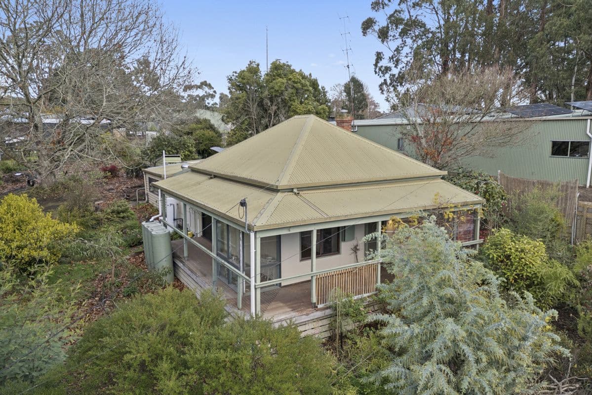 8 BLUNDY STREET