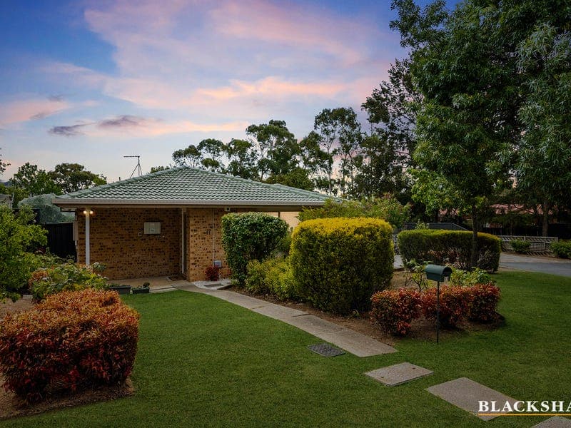 11 GUDGENBY CLOSE