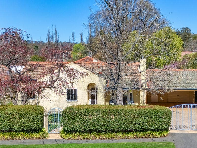 2 HAYES CRESCENT