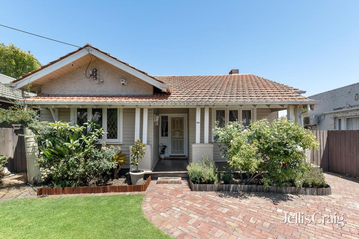 221 DOUGLAS PARADE