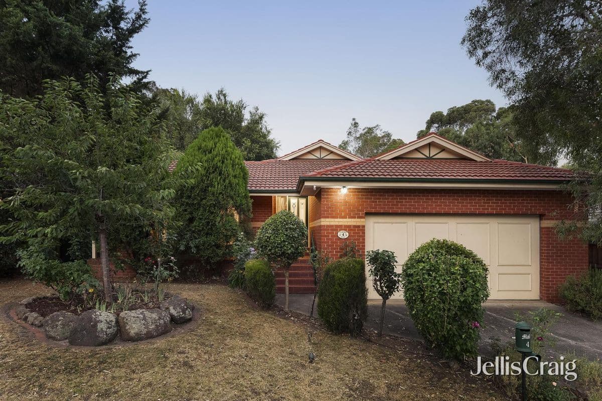 4 CORBIE WAY