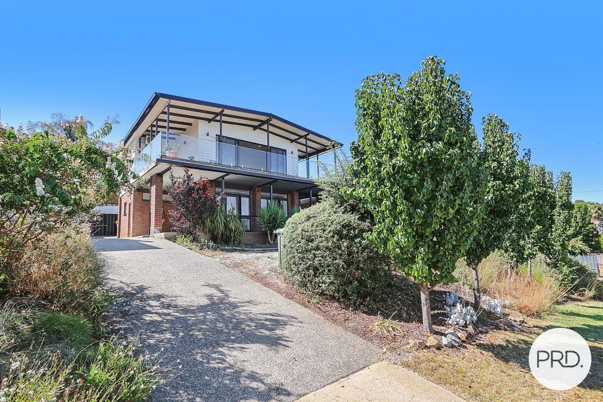 9 LEES CRESCENT