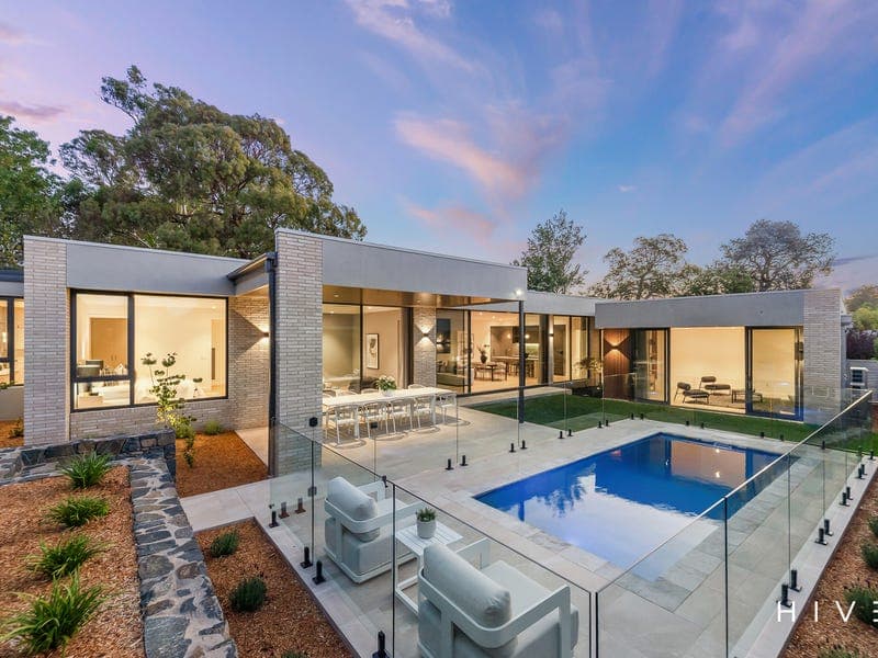 17 BANNISTER GARDENS