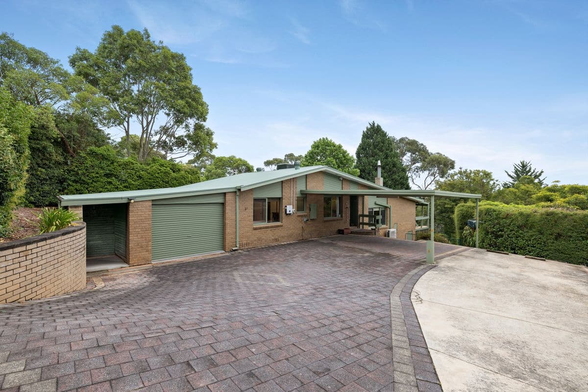 13 Hakea Drive
