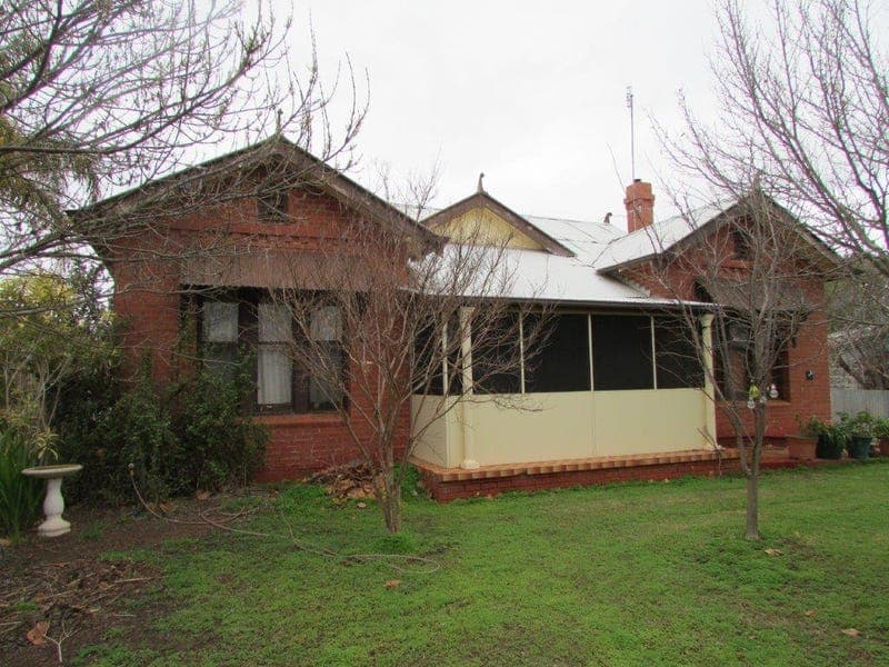 8 Carr Street, Woomelang