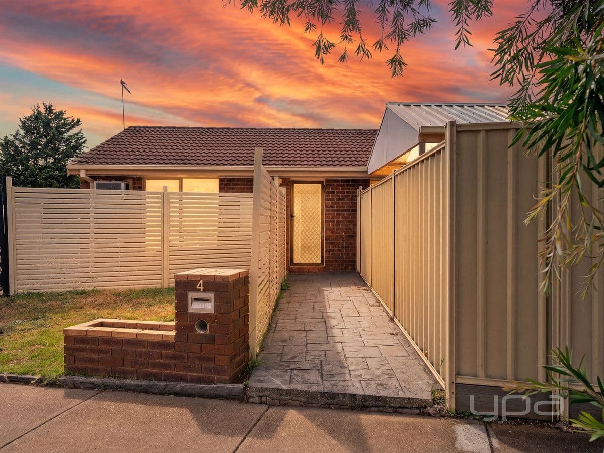 4 Pinnacle Crescent