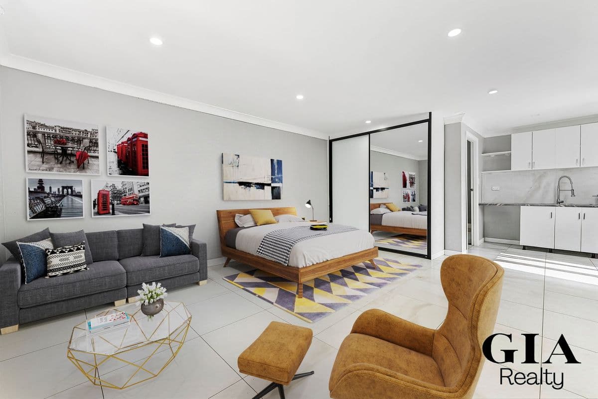 8 STANWELL CRESCENT